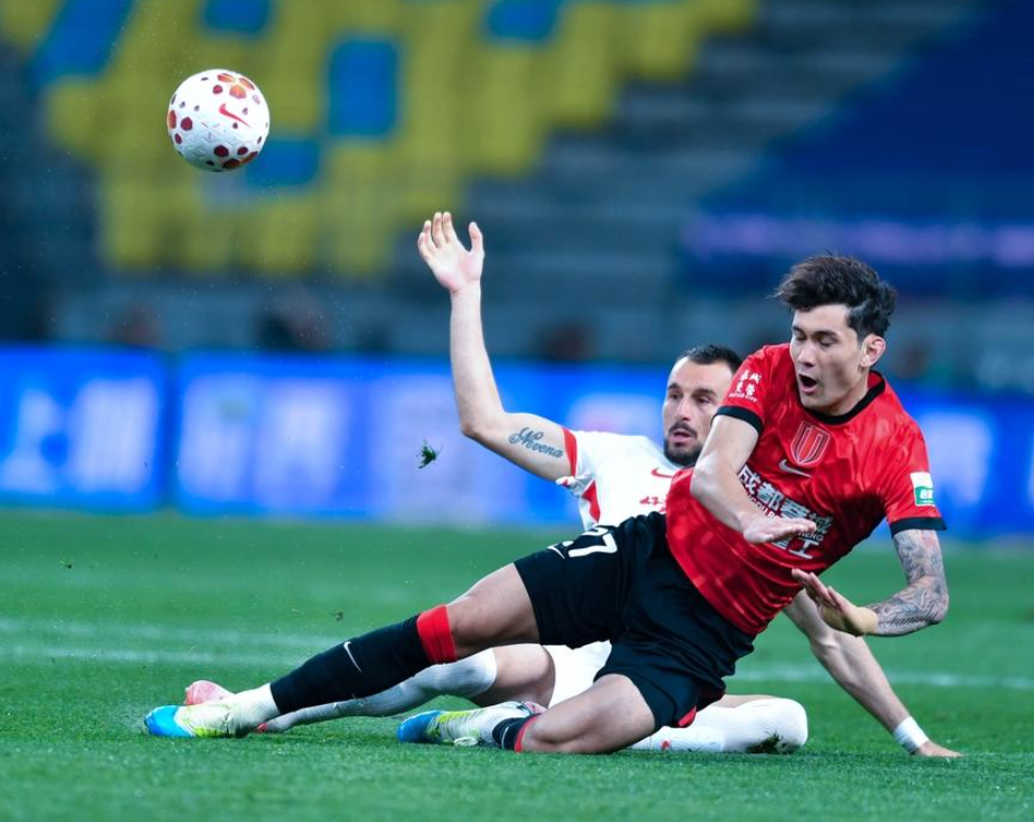 开云体育-一场1-0，让中超榜首易主，神仙进球诞生：第79分钟角球破门绝杀